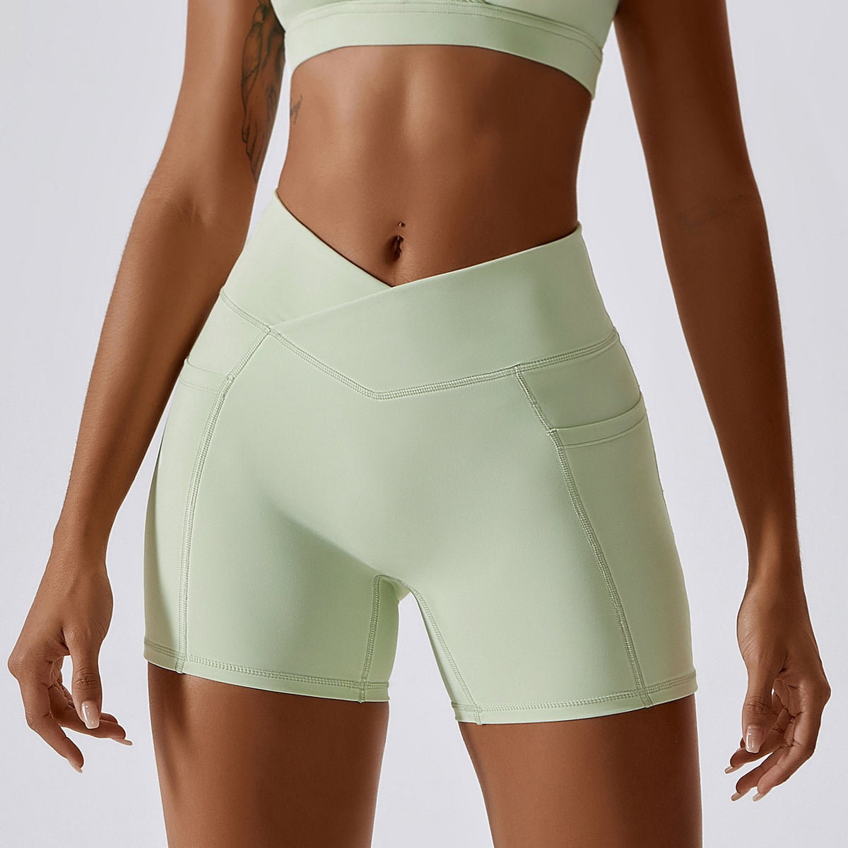 Shorts de corrida fitness com cintura cruzada